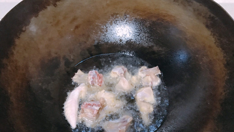 麻辣干锅鸡,油锅6成热后，下鸡肉炸。炸到稍微金黄后就捞起。