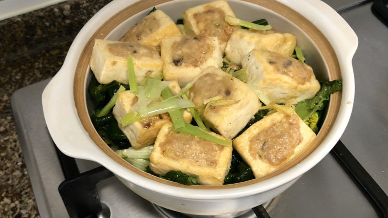 煎酿豆腐➕客家酿豆腐,把豆腐葱姜丝依次铺在青菜上，加入适量清水煮开