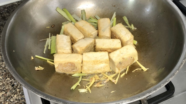 煎酿豆腐➕客家酿豆腐,下姜丝葱白煸香