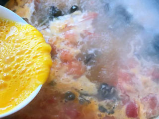 鸡蛋西红柿打卤面,汤开放入木耳再倒入打散的蛋液搅拌均匀