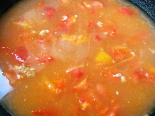 鸡蛋西红柿打卤面,添加适量猪骨汤或清水大火烧开