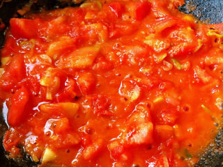 鸡蛋西红柿打卤面,炒至西红柿出汁成粘稠状