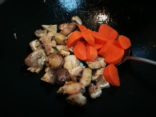 鸡腿炖香菇,放入香菇和胡萝卜