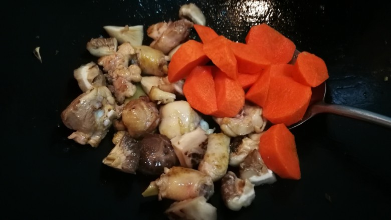 鸡腿炖香菇,放入香菇和胡萝卜