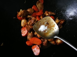 鸡腿炖香菇,放入半小勺盐