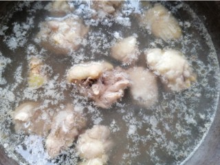 鸡腿炖香菇,煮至沸腾出沫