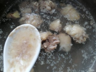 鸡腿炖香菇,撇去浮沫加入适量黄酒再煮一会盛出