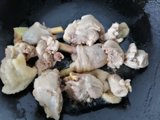 鸡腿炖香菇,锅内放油烧热放入鸡块翻炒