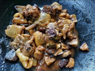 鸡腿炖香菇,煮至汁干入味上色即可出锅