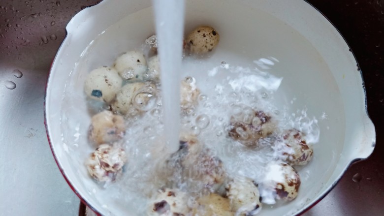 糖水鸡蛋汤,煮好的鹌鹑蛋立马过凉水，剥起来方便。