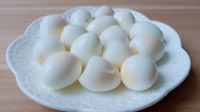 糖水鸡蛋汤,过完凉水的鹌鹑蛋剥壳。