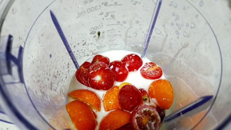 圣女果、金桔、草莓纯奶汁,将纯奶倒入隔夜米料理机，放入草莓、圣女果、金桔
