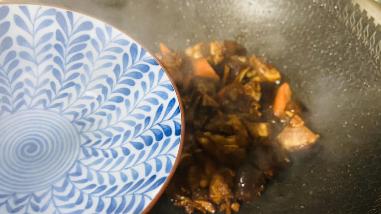 鸡腿炖香菇,加入两碗热水