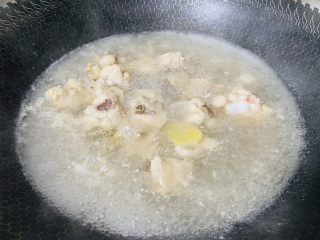 鸡腿炖香菇,锅中加入清水倒入鸡腿，放入姜片、料酒大火烧开焯烫一下