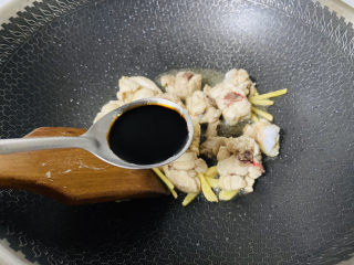 鸡腿炖香菇,烹入一勺红烧汁和蚝油