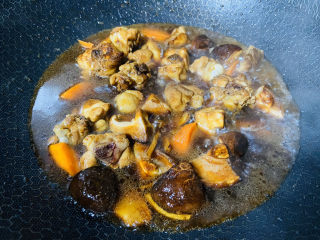 鸡腿炖香菇,水量莫过食材即可大火烧开转中火焖煮十分钟