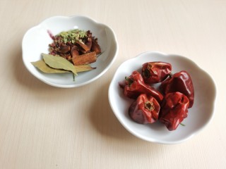 红焖牛肉,将花椒、八角、桂皮、香叶和小茴香用水冲洗一下，喜欢吃辣的，可以放些辣椒。