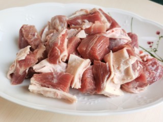 红焖牛肉,牛肉用清水浸泡半小时去血水。牛肉最好选择牛腩，然后切成牛肉块。