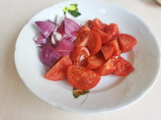 红焖牛肉,西红柿和洋葱分别切成块。