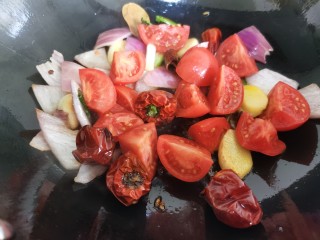 红焖牛肉,加入洋葱和西红柿翻炒。