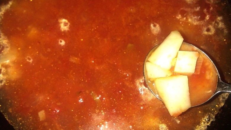 番茄小面,加入土豆 煮七八分钟