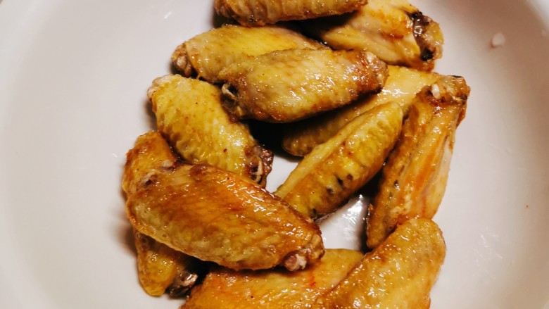 麻辣干锅鸡,同样方法将鸡翅中炸至金黄捞出备用