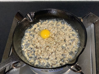 香菇肉酱面（宝宝辅食）,汁水变浓稠后，打入一个鹌鹑蛋