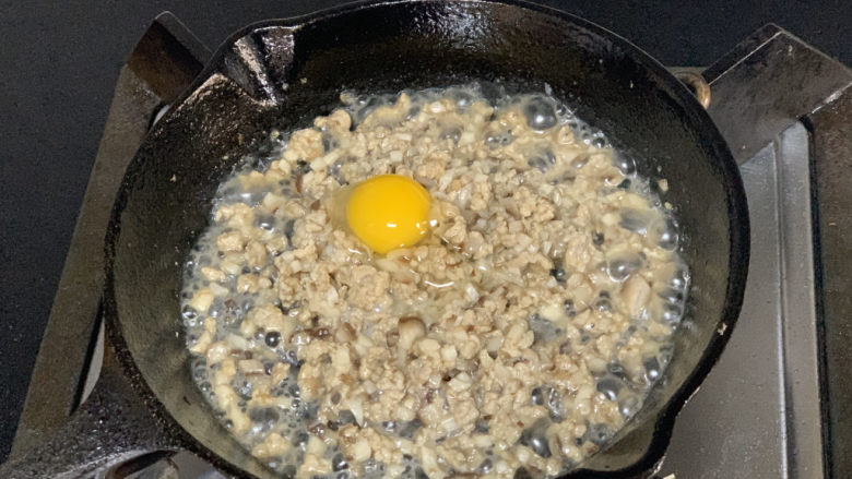 香菇肉酱面（宝宝辅食）,汁水变浓稠后，打入一个鹌鹑蛋