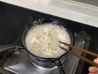 香菇肉酱面（宝宝辅食）,加入沒过肉的热水，烧开后转小火