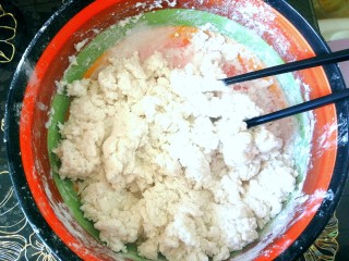 红糖麻糍,把面倒入盆中，用温开水先搅成絮状。