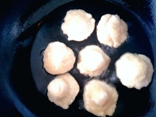 红糖麻糍,把糯米糍放入锅中，中小火煎，正面煎成黄色。