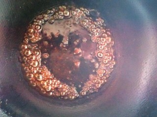 红糖麻糍,锅中放入红糖，少加些水，大水烧开起泡，至汤汁发稠。