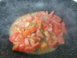 鸡蛋西红柿打卤面,锅内热油倒入番茄