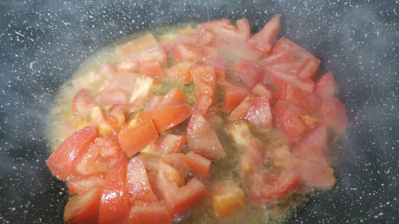 鸡蛋西红柿打卤面,锅内热油倒入番茄