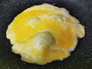 鸡蛋西红柿打卤面,鸡蛋煎熟后盛出备用