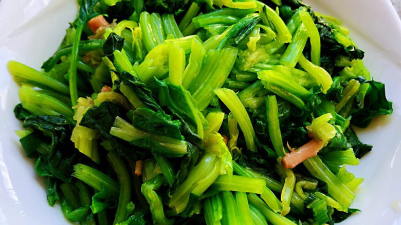 猪肝菠菜汤,沥干水份的菠菜切成小段