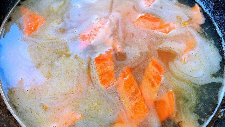 猪肝菠菜汤,添加适量清水烧开
