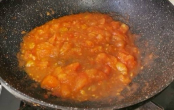鸡蛋西红柿打卤面,翻炒至变软出汁