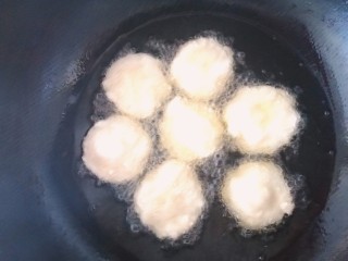 红糖麻糍,再把糯米糍反面也煎成黄色。