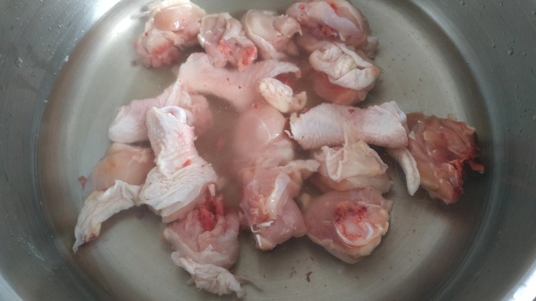 鸡腿炖香菇,锅中放入清水，冷水下鸡块