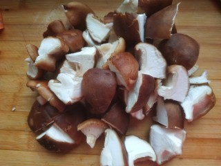 鸡腿炖香菇,香菇去蒂，洗净，一切四瓣