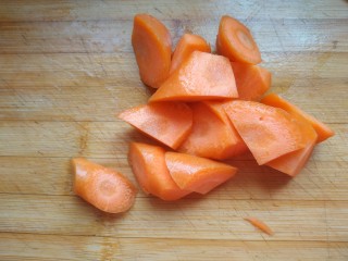 鸡腿炖香菇,胡萝卜切滚刀块