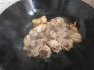 鸡腿炖香菇,锅中放入适量植物油，放入鸡块翻炒