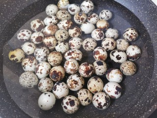 五香鹌鹑蛋,鹌鹑蛋冷水下锅煮熟