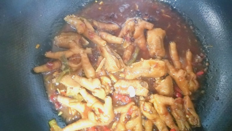 麻辣卤鸡爪,汤汁收干时，即可出锅享用。