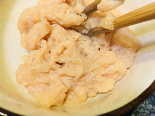冬瓜肉丸汤,用筷子搅拌均匀调料，继续搅拌；