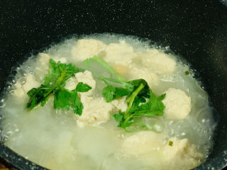 冬瓜肉丸汤,撒上芹菜，搅拌均匀，就可以出锅了；