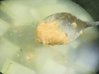 冬瓜肉丸汤,开小火，把鸡胸肉泥用勺子取圆状，刮下汤里，这时候要小火，肉不会散；