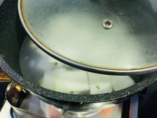 冬瓜肉丸汤,锅盖盖住，煮沸；