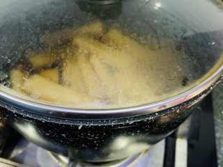 麻辣魔芋,魔芋比较难入味，盖住锅盖，焖煮10分钟；